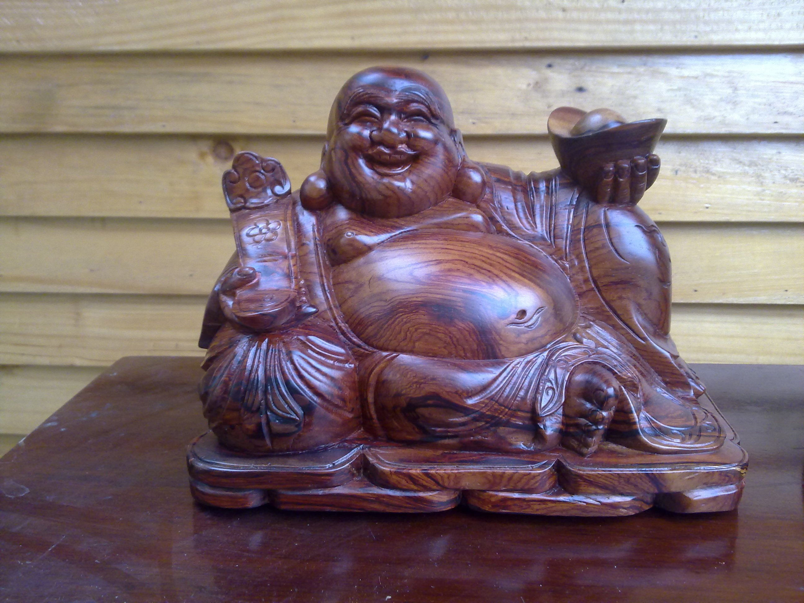 Tượng Phật Di Lặc gỗ Cẩm Lai ngồi nghiêng trên đống vàng