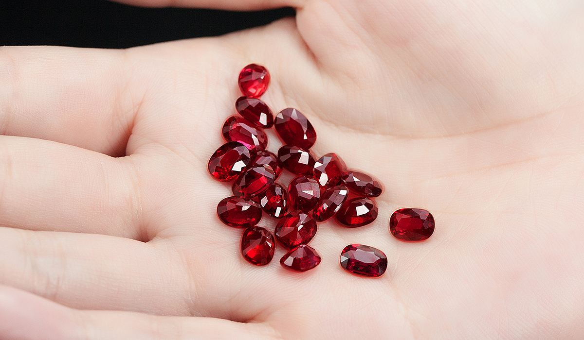 Sự khác biệt giữa ruby ​​và sapphire là gì? Tại sao ruby ​​đắt hơn sapphire?